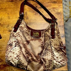 Coach shoulder purse with storage bag.